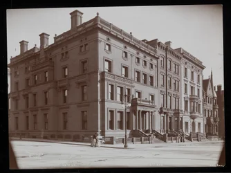 Las casas entre las calles 67 y 68, incluida la residencia de George Gould, Nueva York, 1900-01